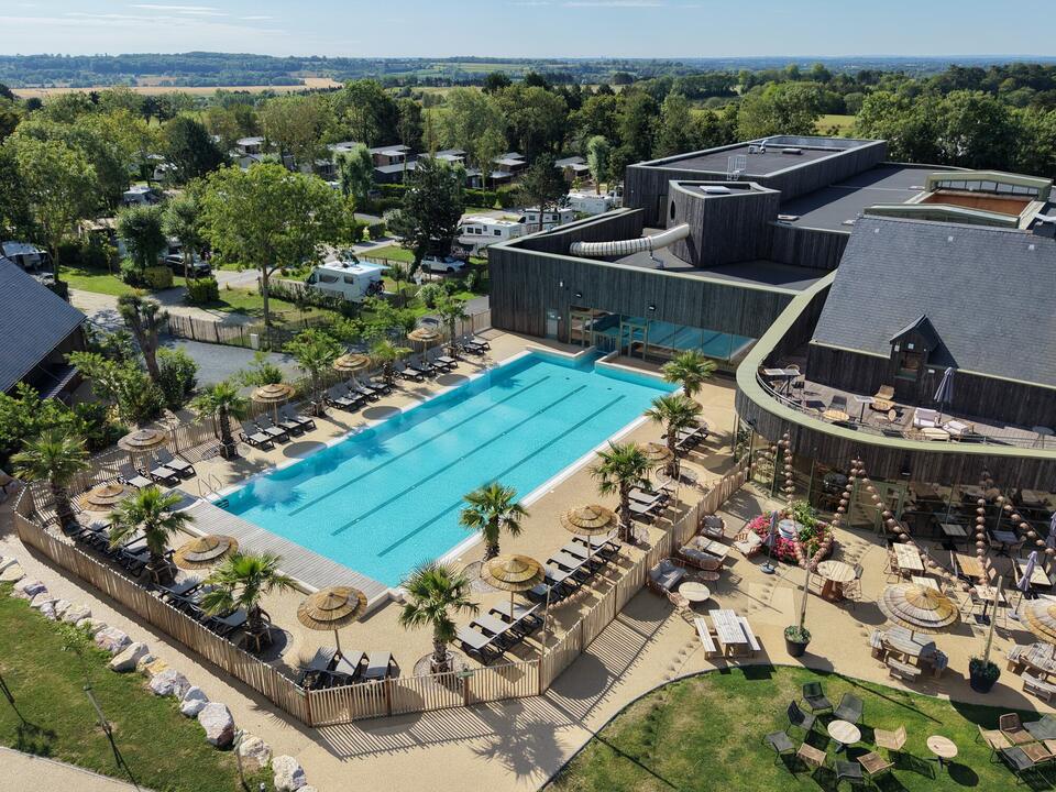 Le bassin extérieur et la terrasse vus du ciel, camping Portland