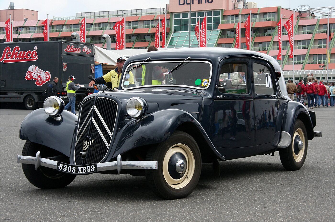 Une Citroën Traction Avant lors d’un rassemblement de voitures de collection