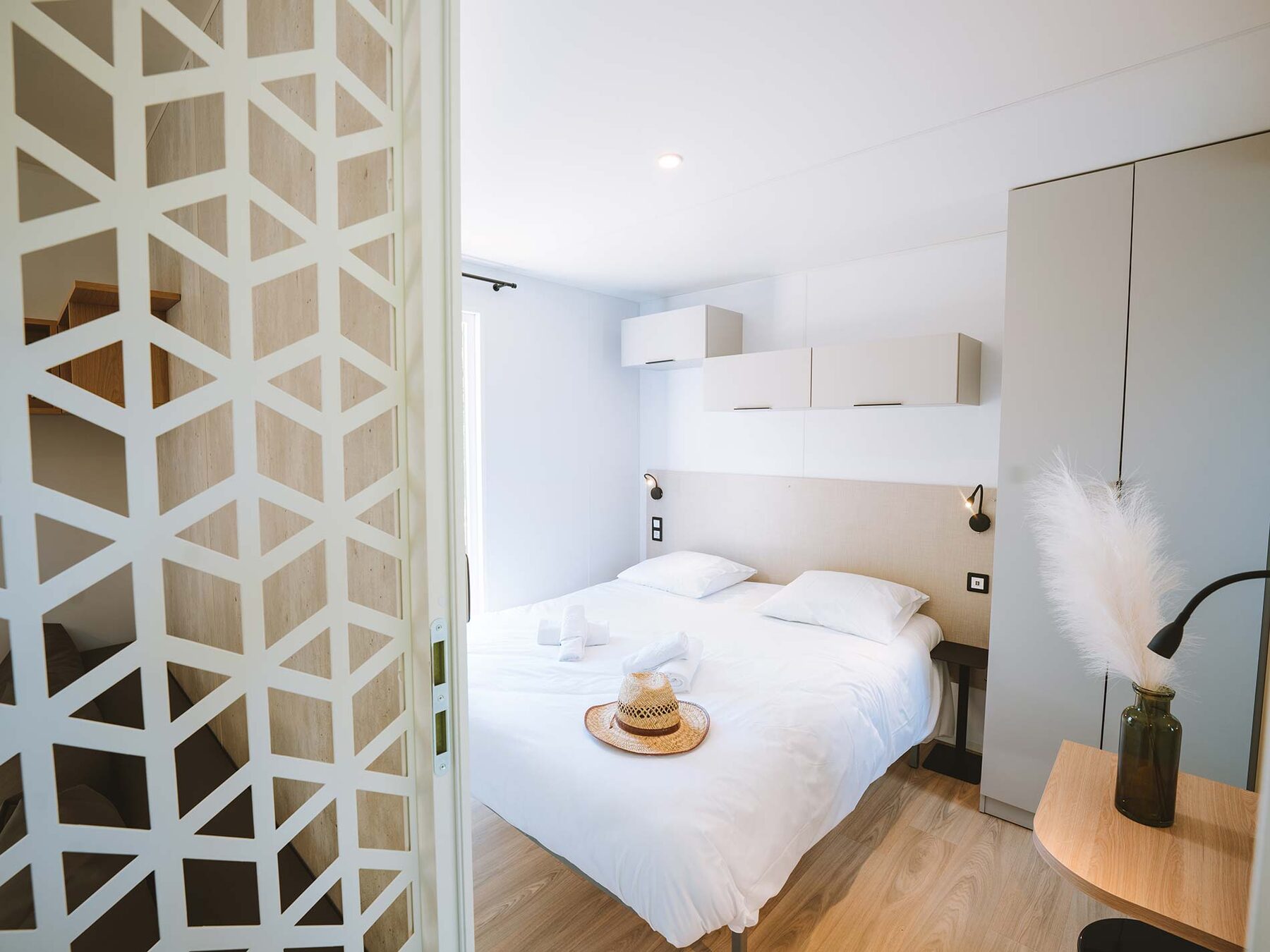 Premium-cottage met zicht op het meer voor 4 personen op Camping Portland, foto 4 van 14