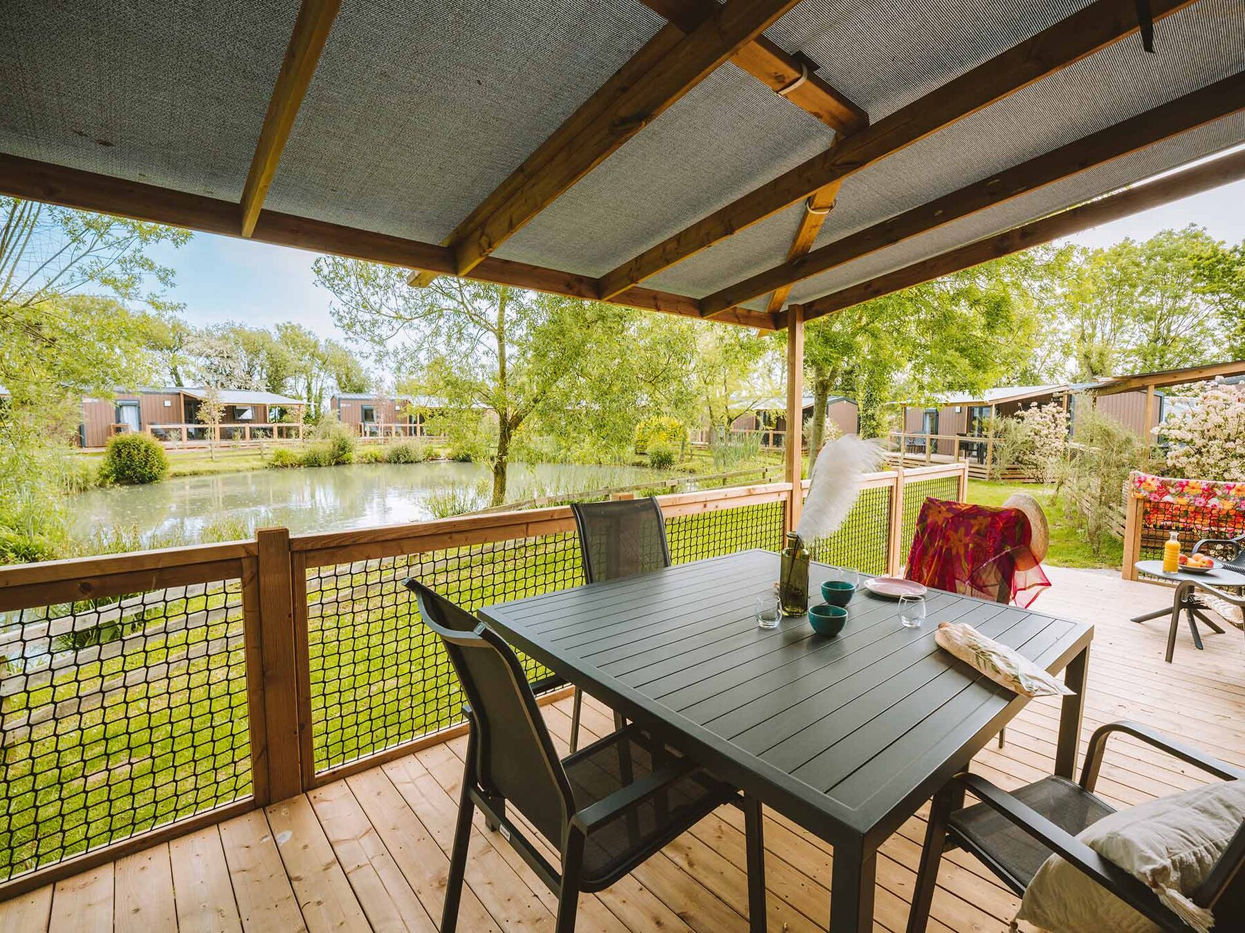 Premium-cottage met zicht op het meer voor 4 personen op Camping Portland, foto 2 van 14