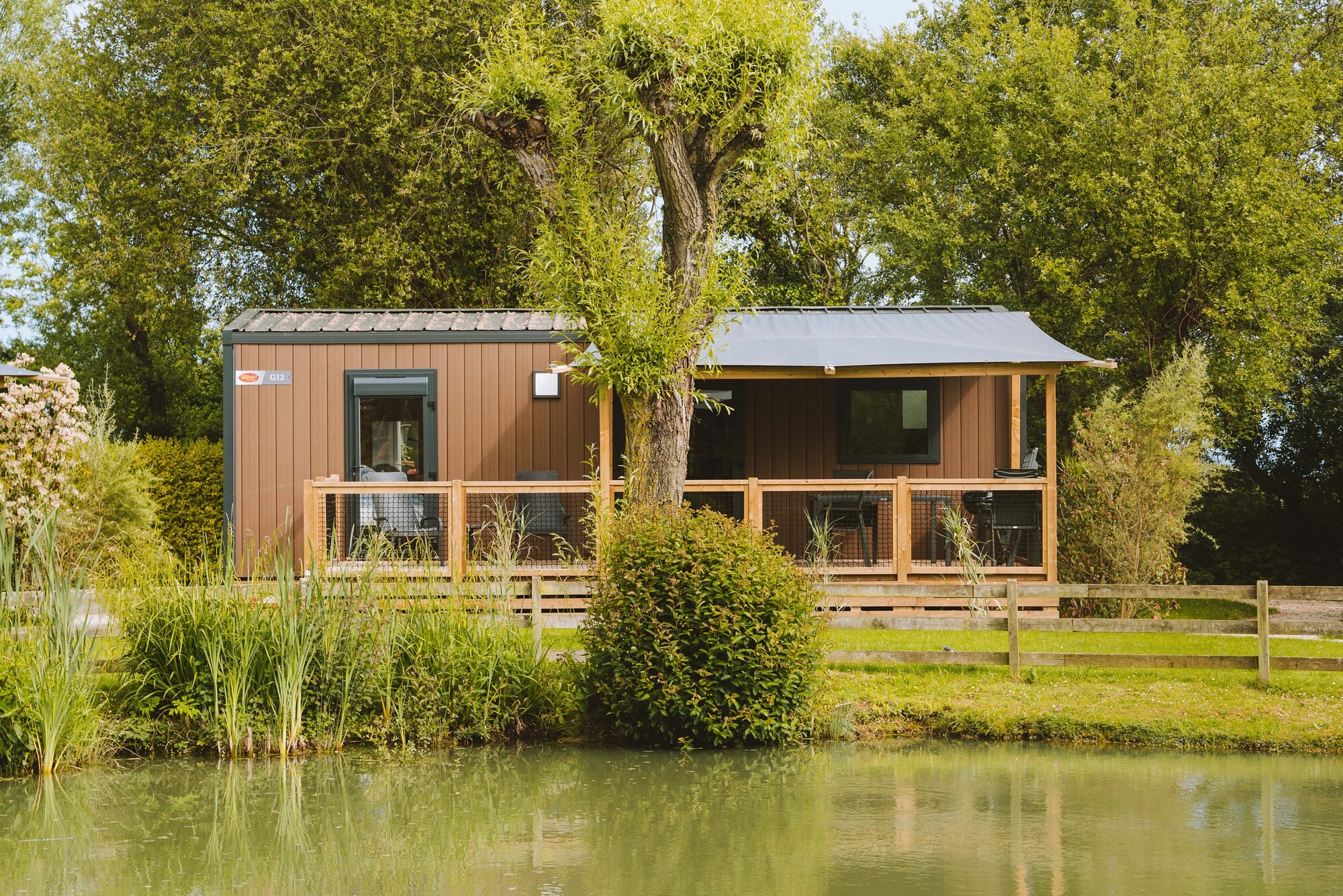 Un cottage au bord de l’étang du camping Portland, en automne