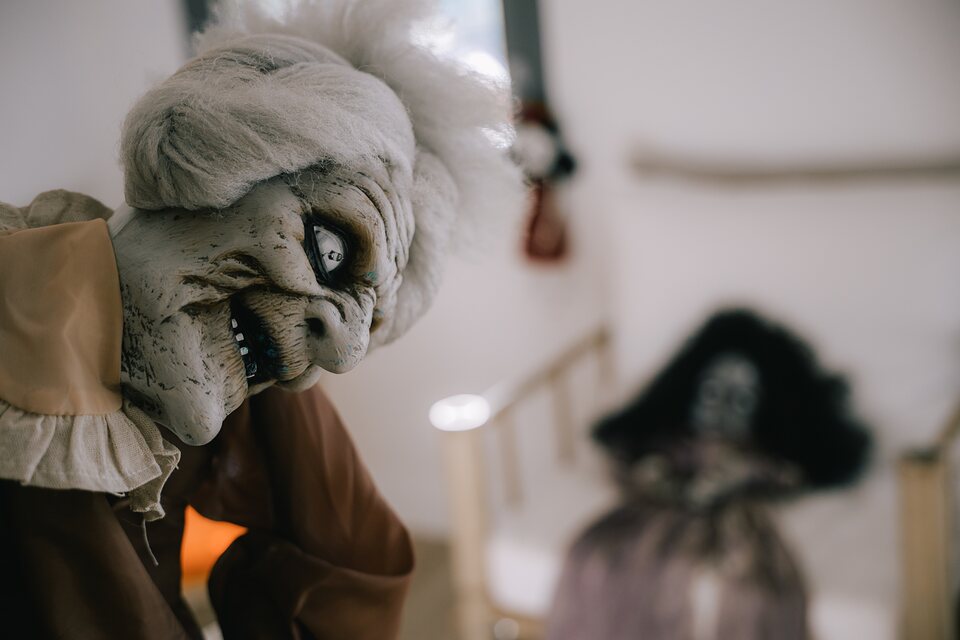 Masque de vieille sorcière dans le décor d’Halloween