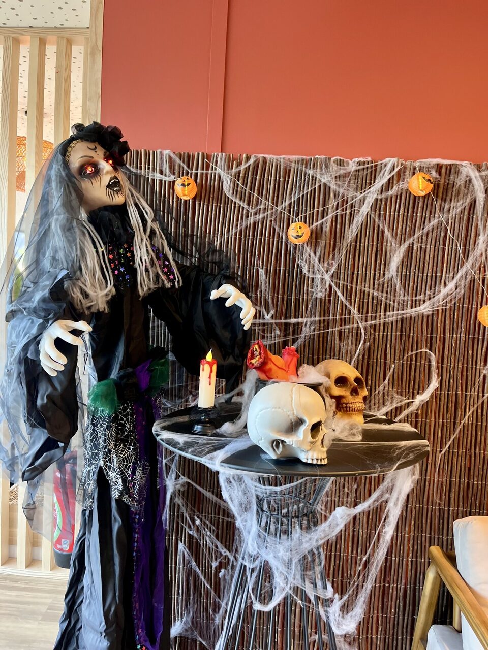 Sorcière et toiles d’araignée, décor d’Halloween au camping