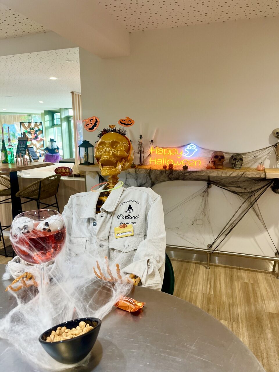 Squelette en blouse dans le décor d’Halloween du camping