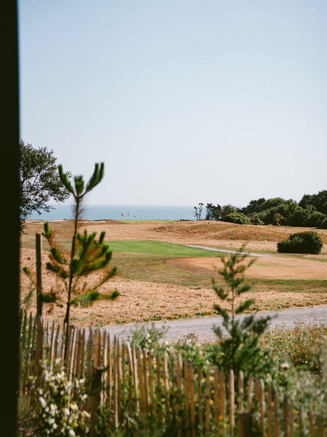 Vos vacances, vue mer ✨ Situé au cœur des plages du débarquement, retrouvez votre camping où règnent calme…