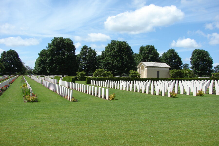 De grafstenen van de Britse militaire begraafplaats van Bayeux, met de kathedraal erachter