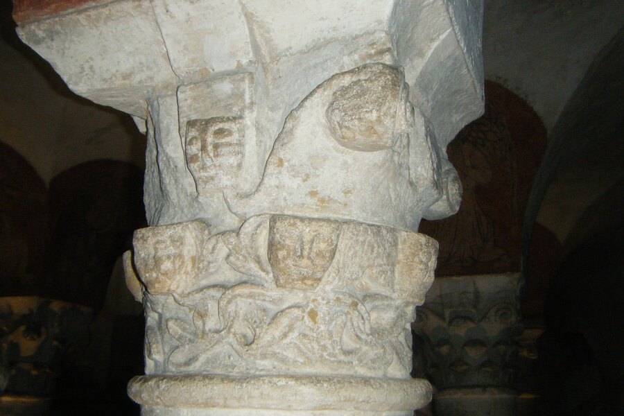 Een gebeeldhouwd kapiteel in de romaanse crypte van de kathedraal van Bayeux