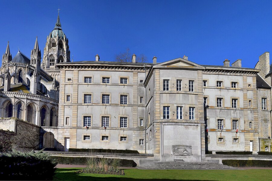 Het voormalige bisschoppelijk paleis van Bayeux, nu museum voor kunst en geschiedenis Baron Gérard