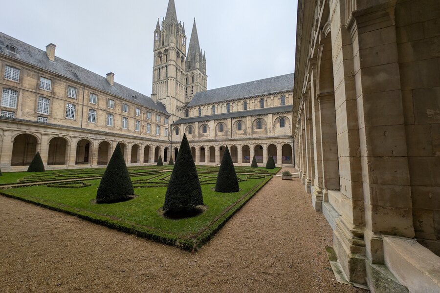 De kloostergang van de Abbaye aux Hommes in Caen