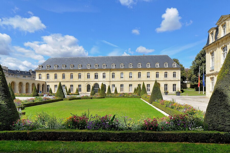 Het erehof en de tuinen van de Abbaye aux Dames in Caen