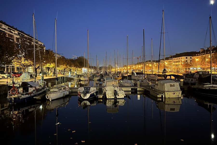 De jachthaven van Caen verlicht bij het vallen van de avond