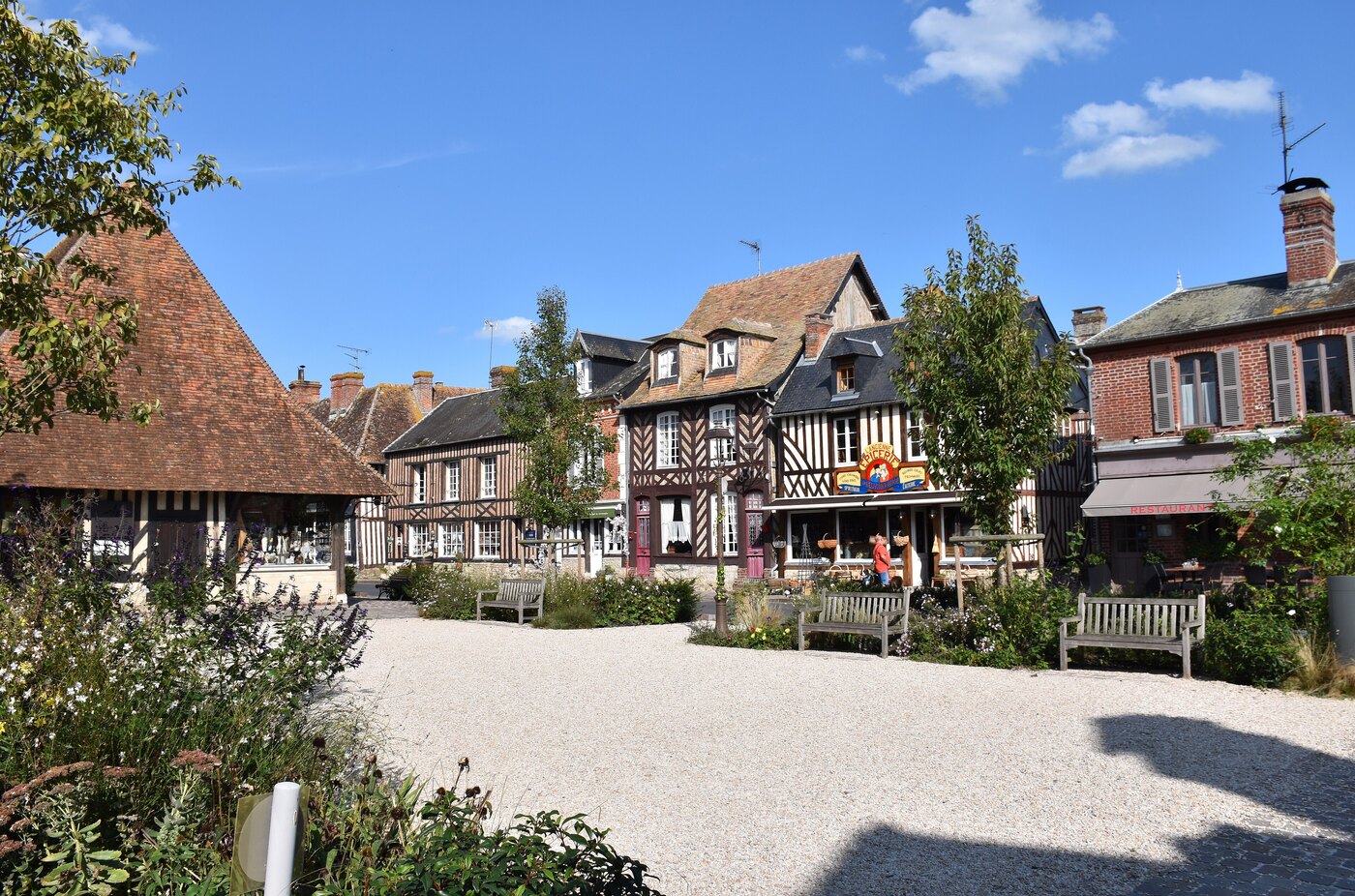 La place à colombages de Beuvron-en-Auge, dans le Calvados