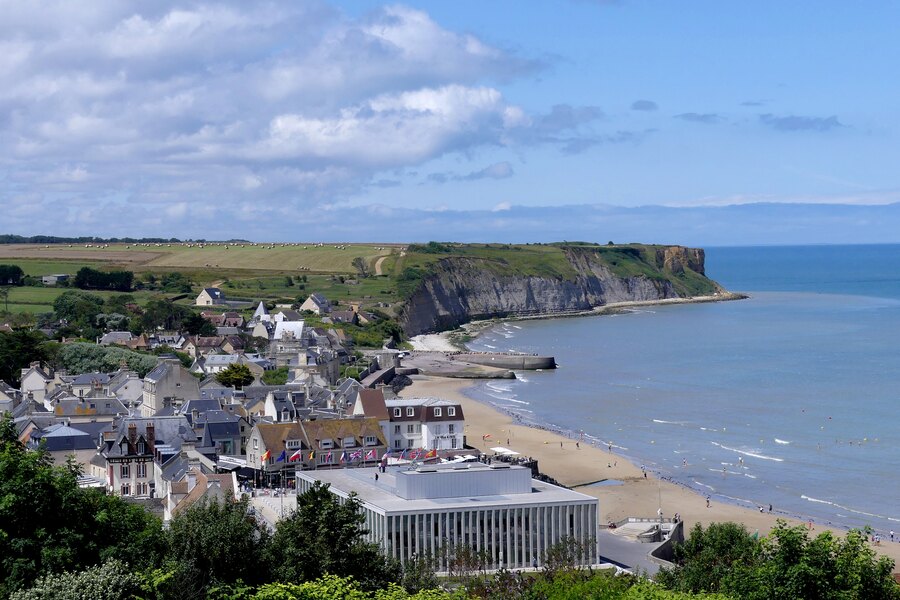 Arromanches-les-Bains, de caissons van de kunstmatige haven en Cap Manvieux