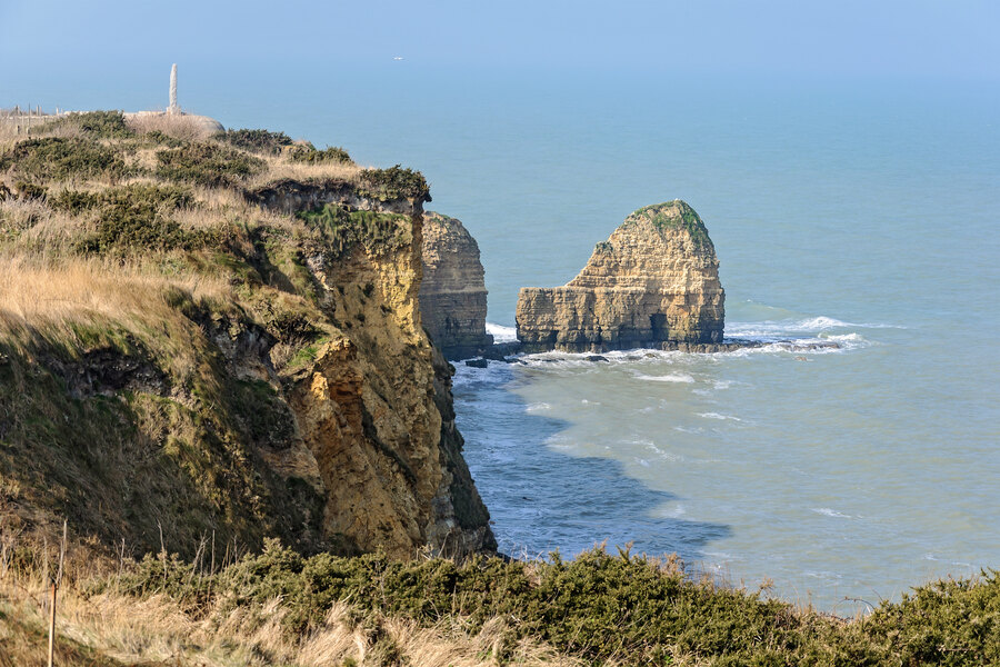 De kliffen en de kustlijn gezien vanaf de Pointe du Hoc
