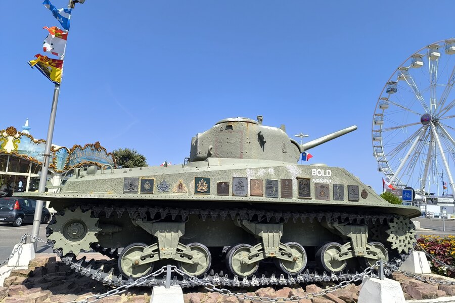 De tank Bold op Juno Beach in Courseulles-sur-Mer