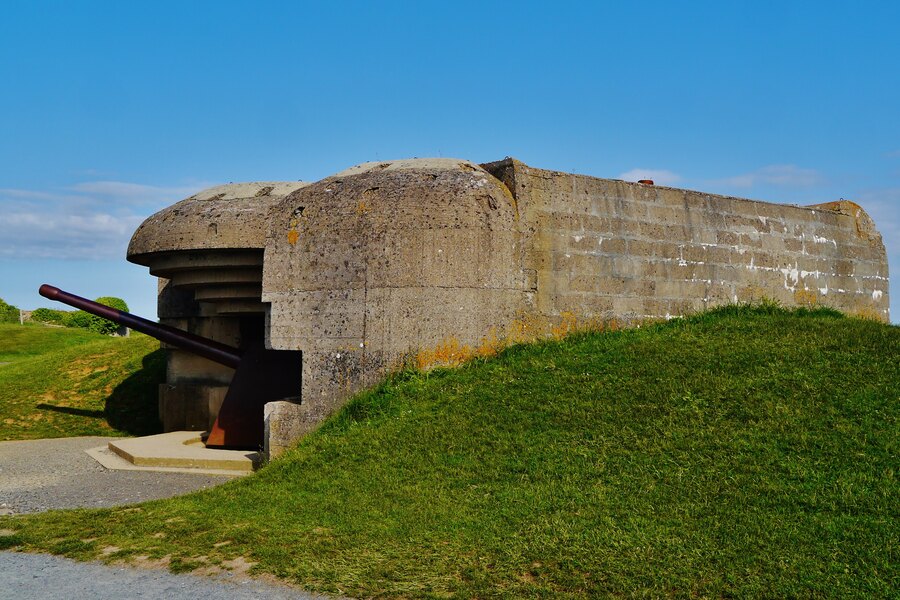 Een Duits kanon in zijn kazemat bij de batterij van Longues-sur-Mer