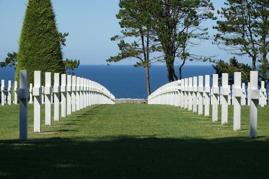 De witte kruisen van de Amerikaanse begraafplaats van Colleville-sur-Mer, boven Omaha Beach