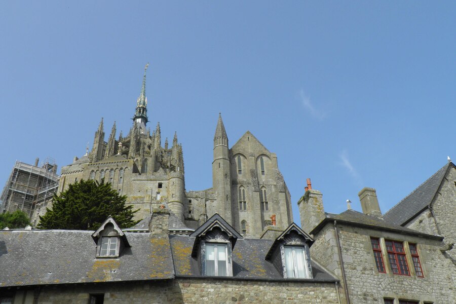 De abdij van de Mont-Saint-Michel en de huizen van het dorp