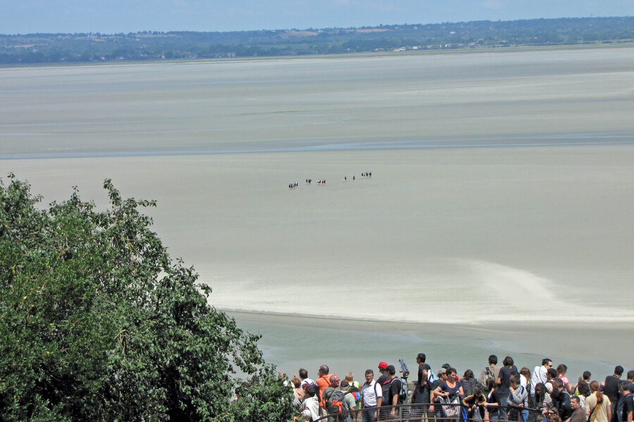 De baai van de Mont-Saint-Michel bij eb en haar weidse zandvlakten