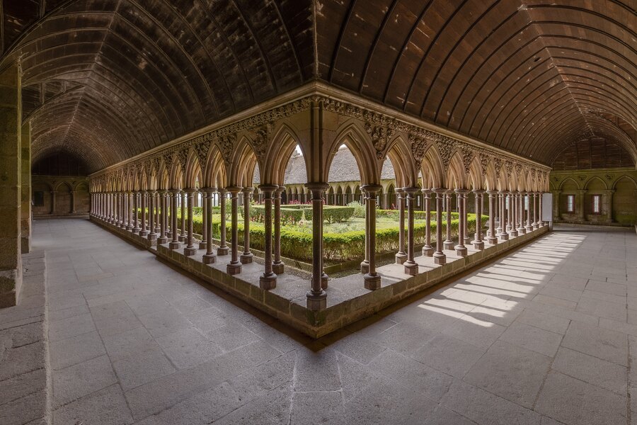 De kloostergang van de Merveille met zijn verspringende zuiltjes, Mont-Saint-Michel
