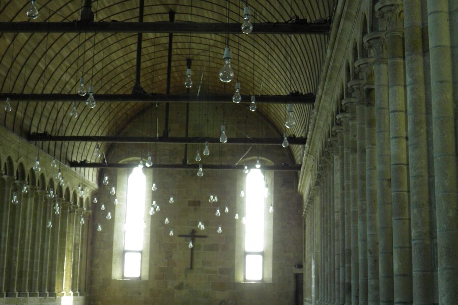 De eetzaal van de monniken op de Mont-Saint-Michel en haar hoge ramen