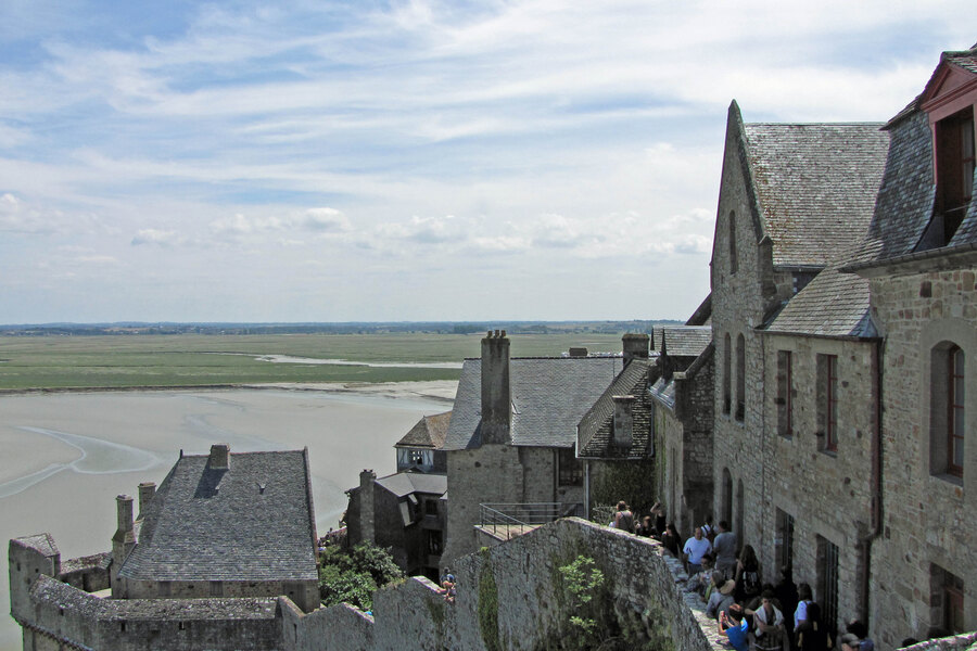De wallen en huizen van het dorp Mont-Saint-Michel, met zicht op de baai