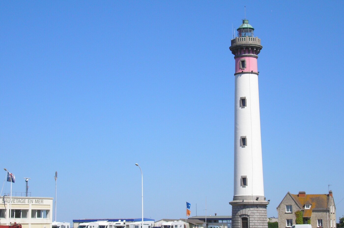 Le phare de Ouistreham et le front de mer de Riva-Bella