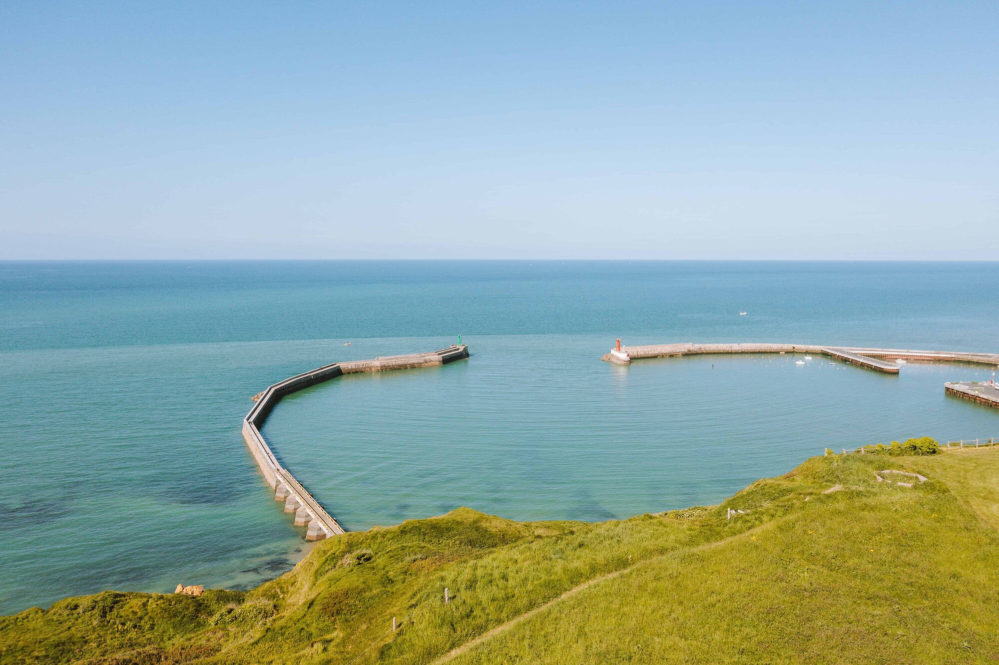 Les jetées du port de Port-en-Bessin et la Manche, en contrebas du camping Portland
