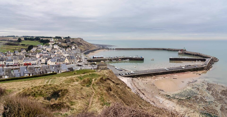 Der Hafen von Port-en-Bessin und der Vauban-Turm, von den Klippen aus gesehen