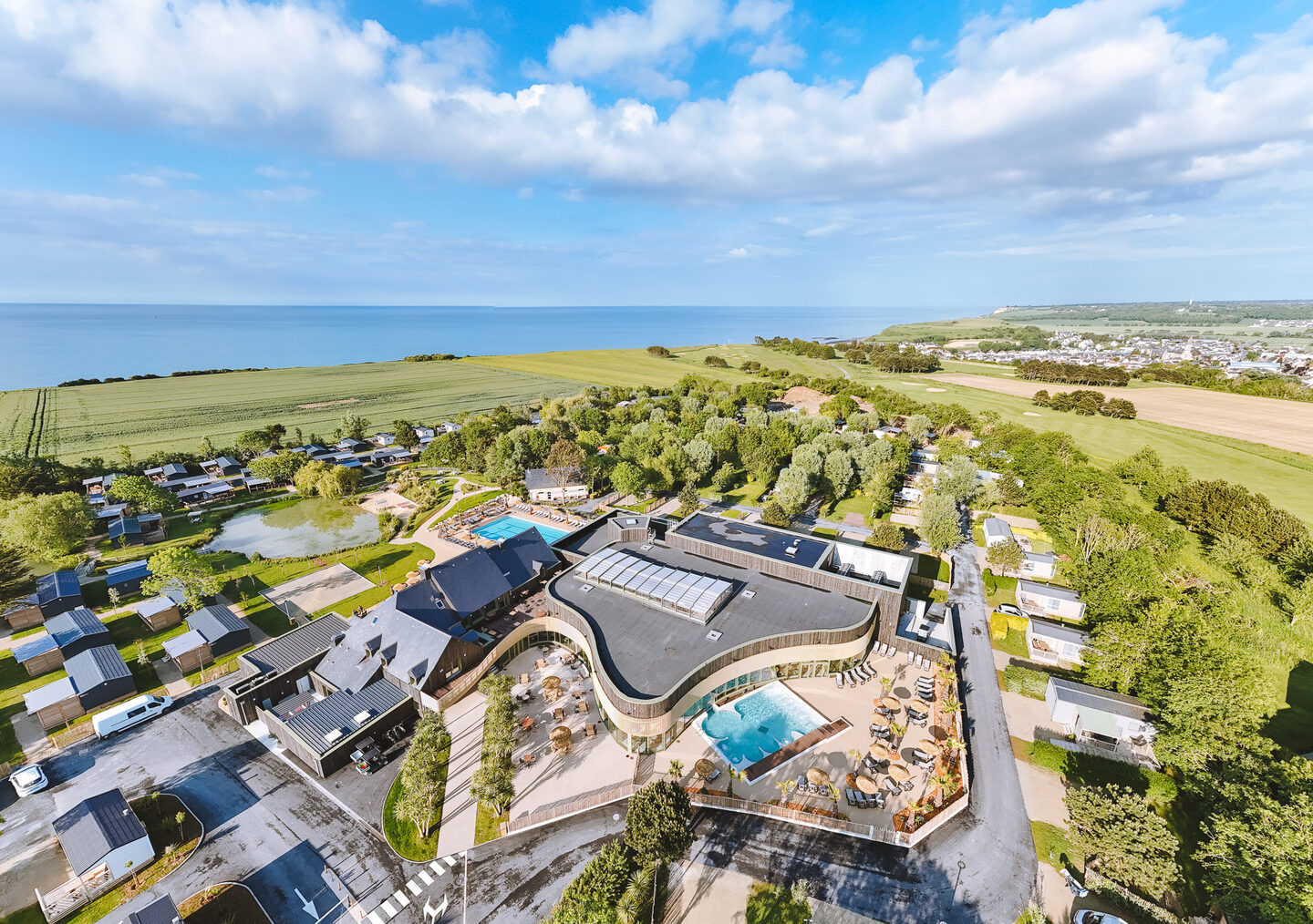 Le camping Portland vu du ciel, l’espace aquatique et la Manche à l’horizon