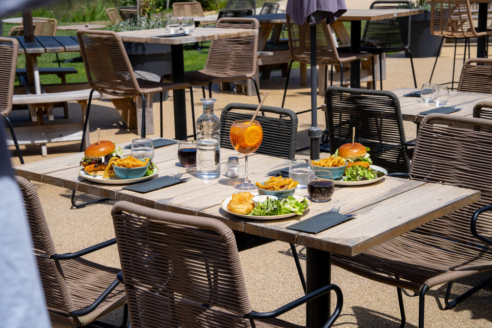 La terrasse du bar-restaurant du camping Portland