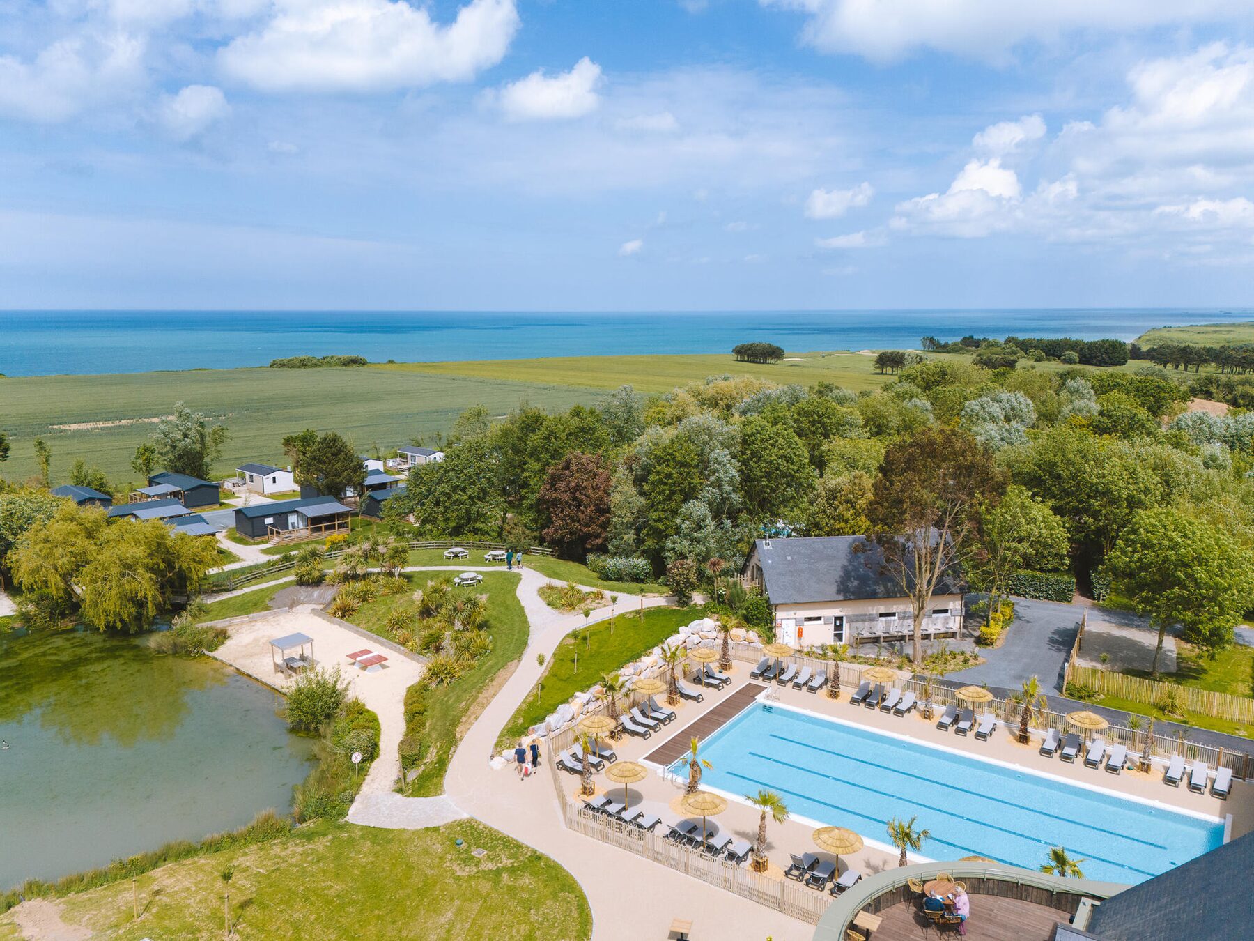 Le camping Portland vu du ciel, son espace aquatique et la Manche