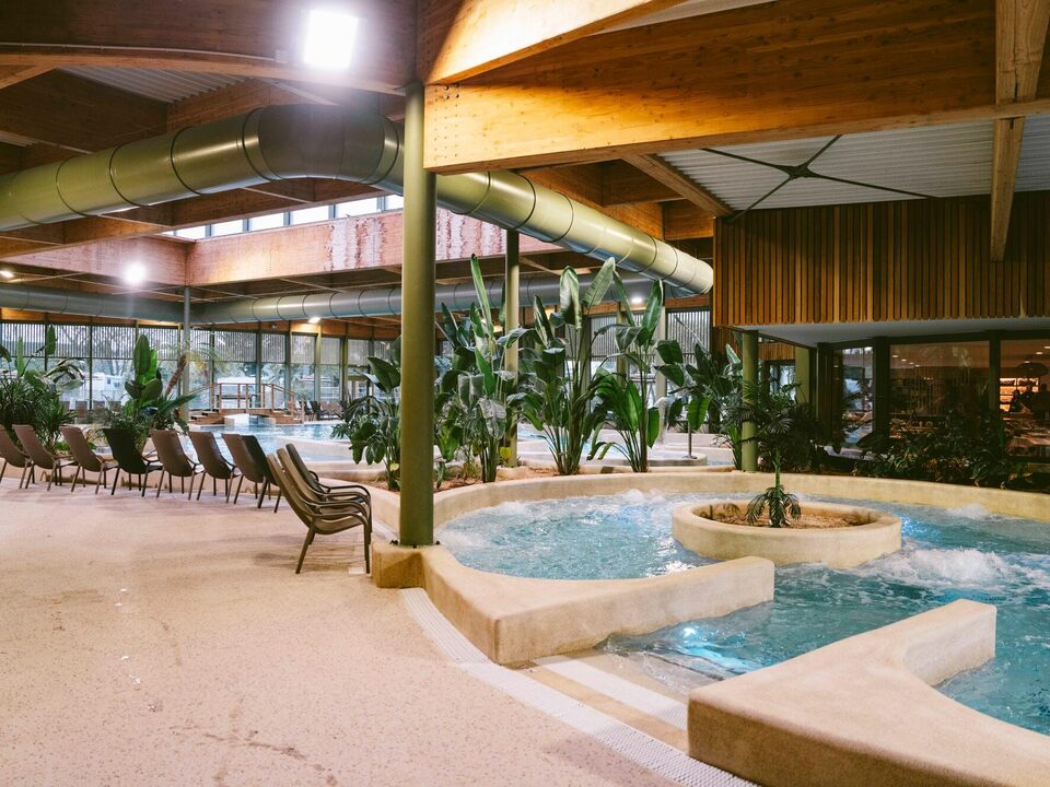 De bubbelbanken van de overdekte ruimte, waterpark van Camping Portland