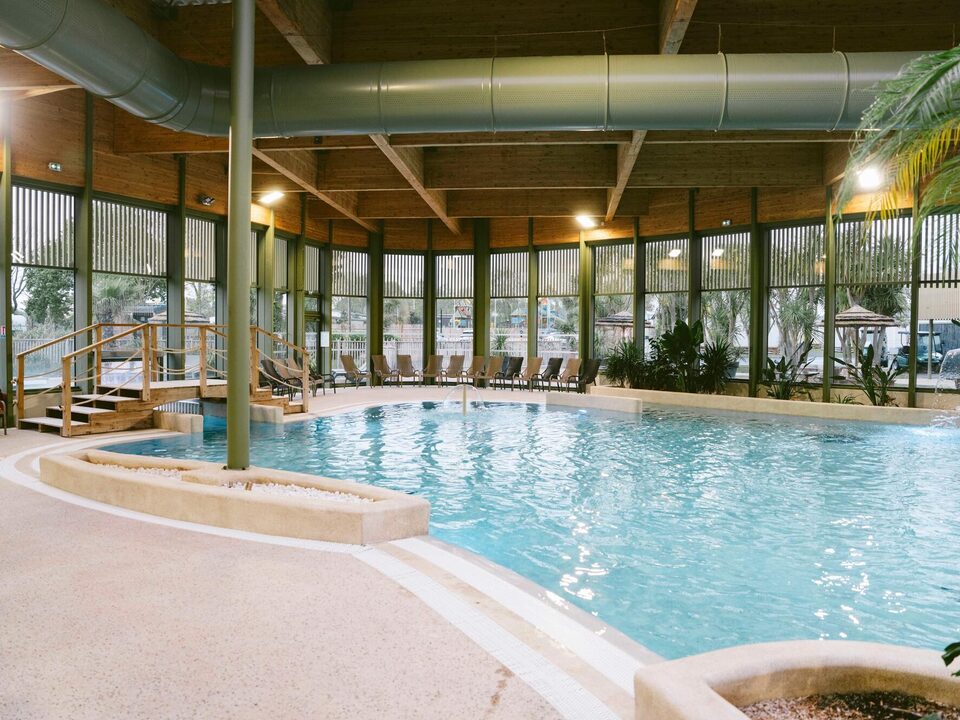 Het grote overdekte bad, waterpark van Camping Portland