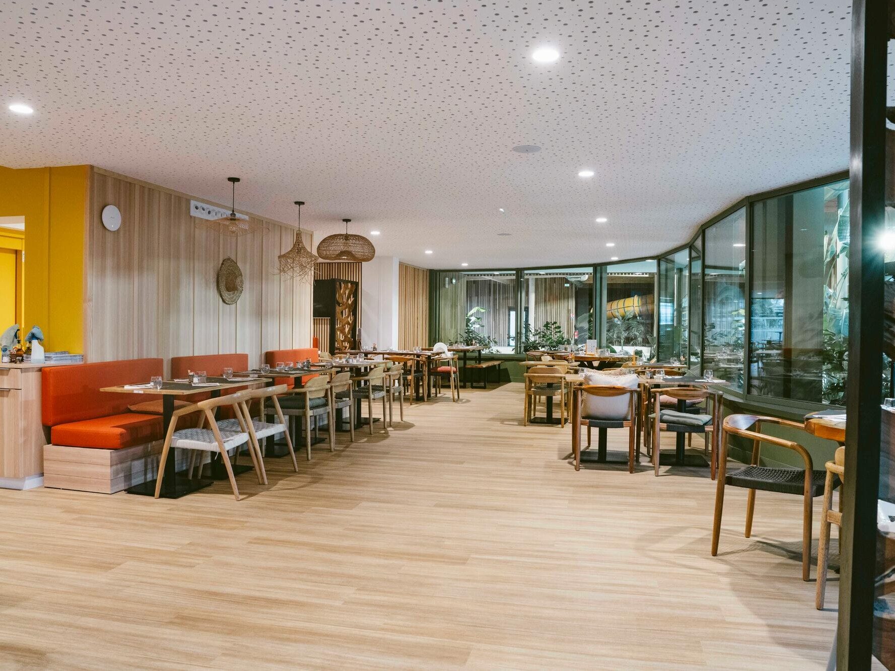 La salle du bar-restaurant du camping Portland