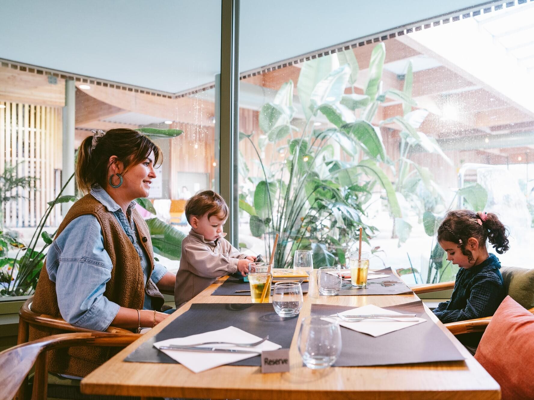 Une famille à table au restaurant du camping Portland
