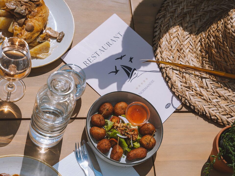 Een bord met streekproducten, bar-restaurant van Camping Portland