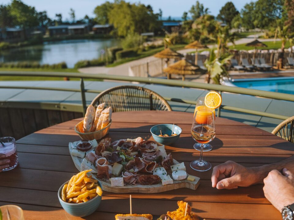 Lunchen met zicht op het waterpark, bar-restaurant van Camping Portland