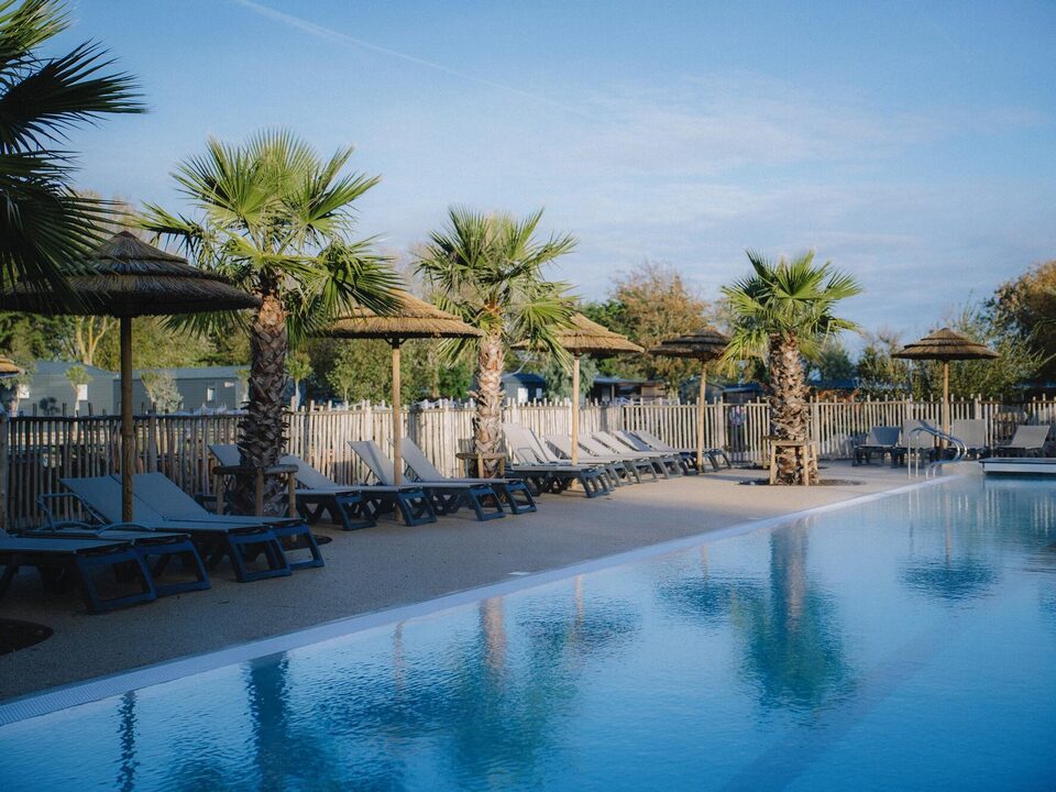 Het buitenbad onder de Normandische hemel, waterpark van Camping Portland