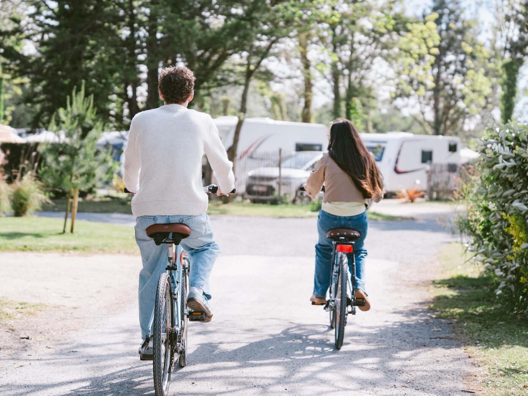 Des vacanciers à vélo dans les allées du camping Portland